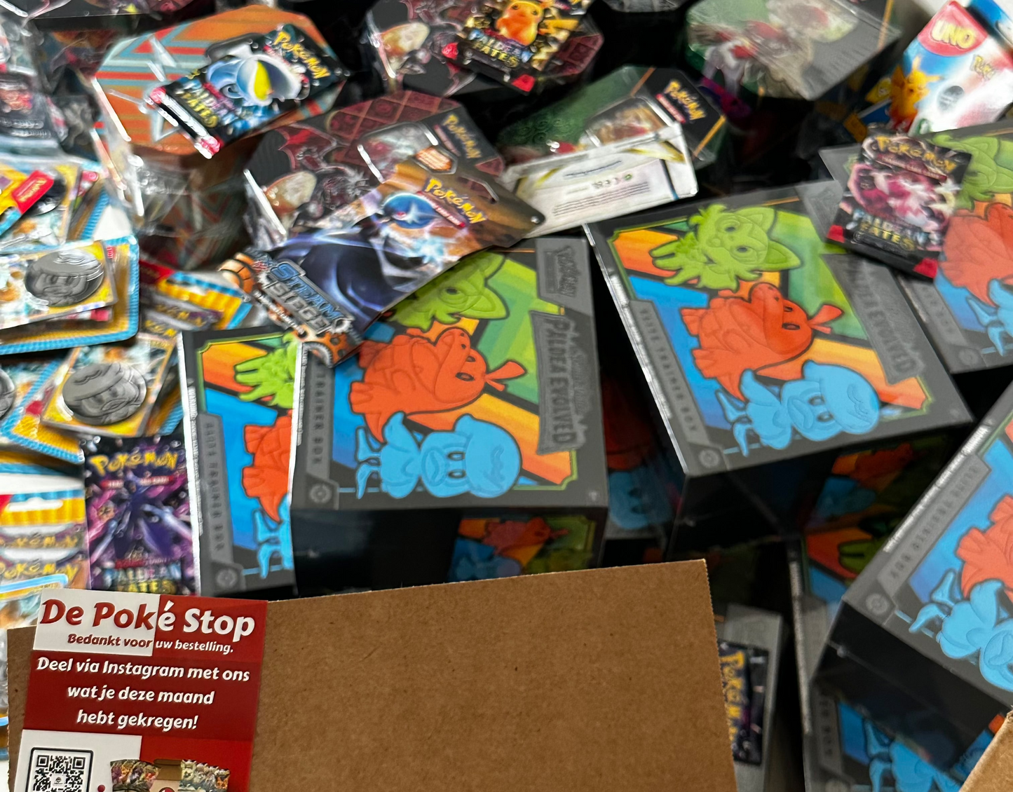 Starter Spark abonnement bij De Poké Stop - Een instapmodel Pokémon TCG abonnement met trading card booster packs, accessoires en merchandise voor beginnende verzamelaars en jonge Pokémon-fans. Dit pakket bevat zorgvuldig samengestelde Pokémon items, ideaal voor nieuwe verzamelaars en spelers van de Pokémon Trading Card Game.